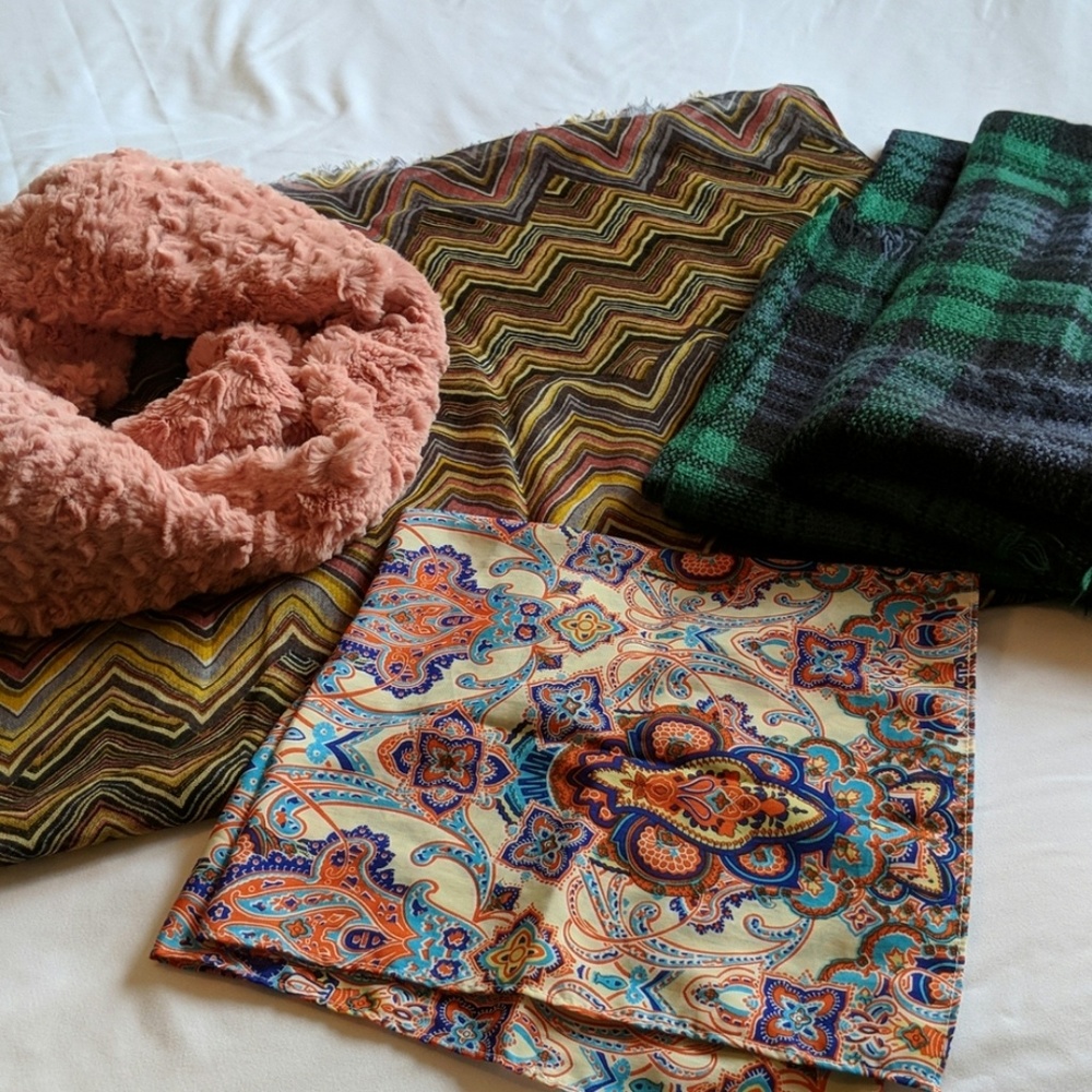 Bundle of scarfs NWOT!